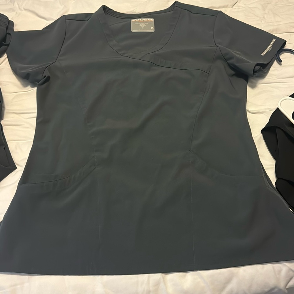 Skechers by Barco Breeze Women's 3-Pocket STRETCH V-Neck Scrub Top/Bottom Set